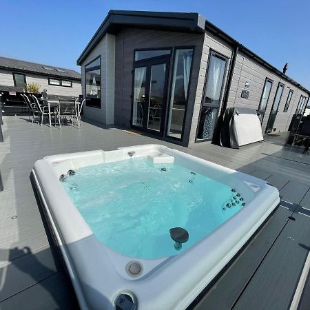 Indulgence Lakeside Lodge I3 With Hot Tub, Private Fishing Peg Situated At Tattershall Lakes Country Park Экстерьер фото