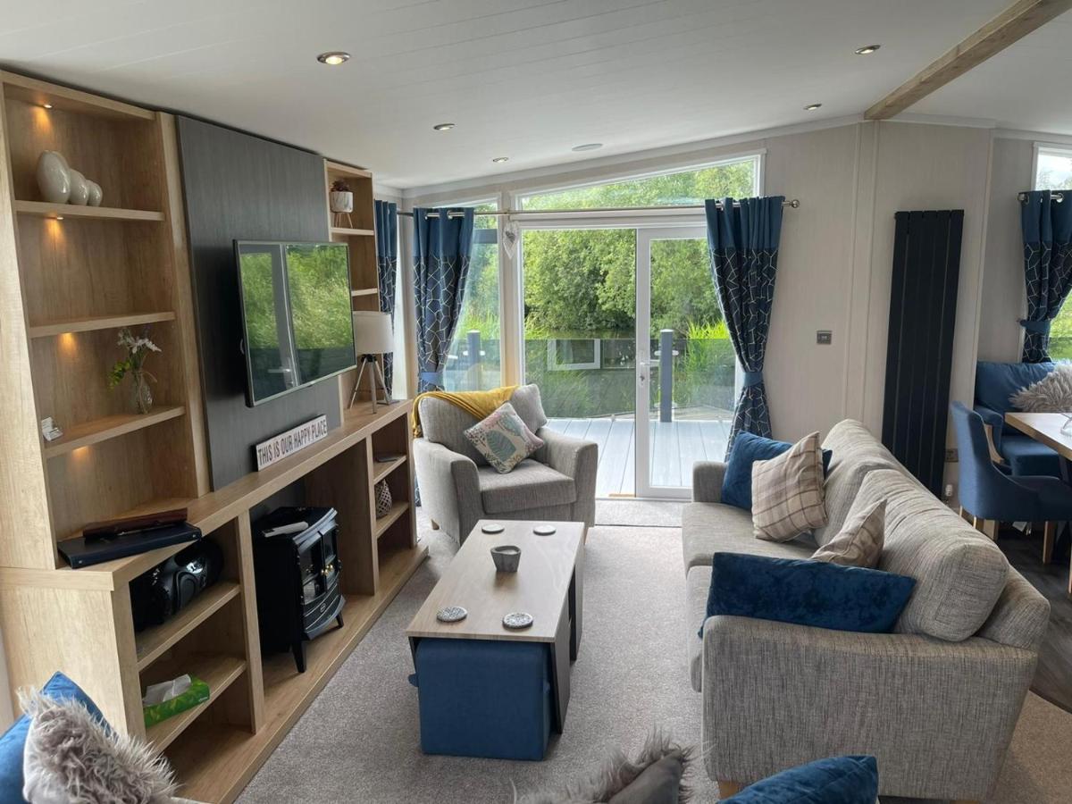 Indulgence Lakeside Lodge I3 With Hot Tub, Private Fishing Peg Situated At Tattershall Lakes Country Park Экстерьер фото