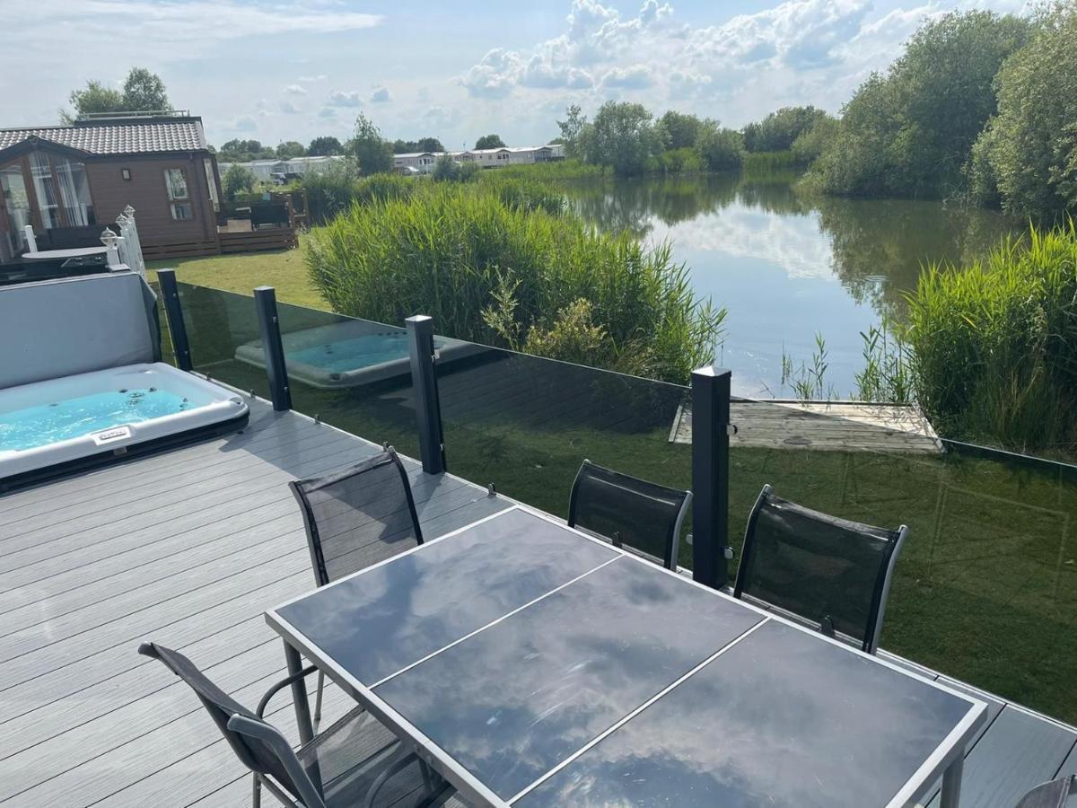 Indulgence Lakeside Lodge I3 With Hot Tub, Private Fishing Peg Situated At Tattershall Lakes Country Park Экстерьер фото