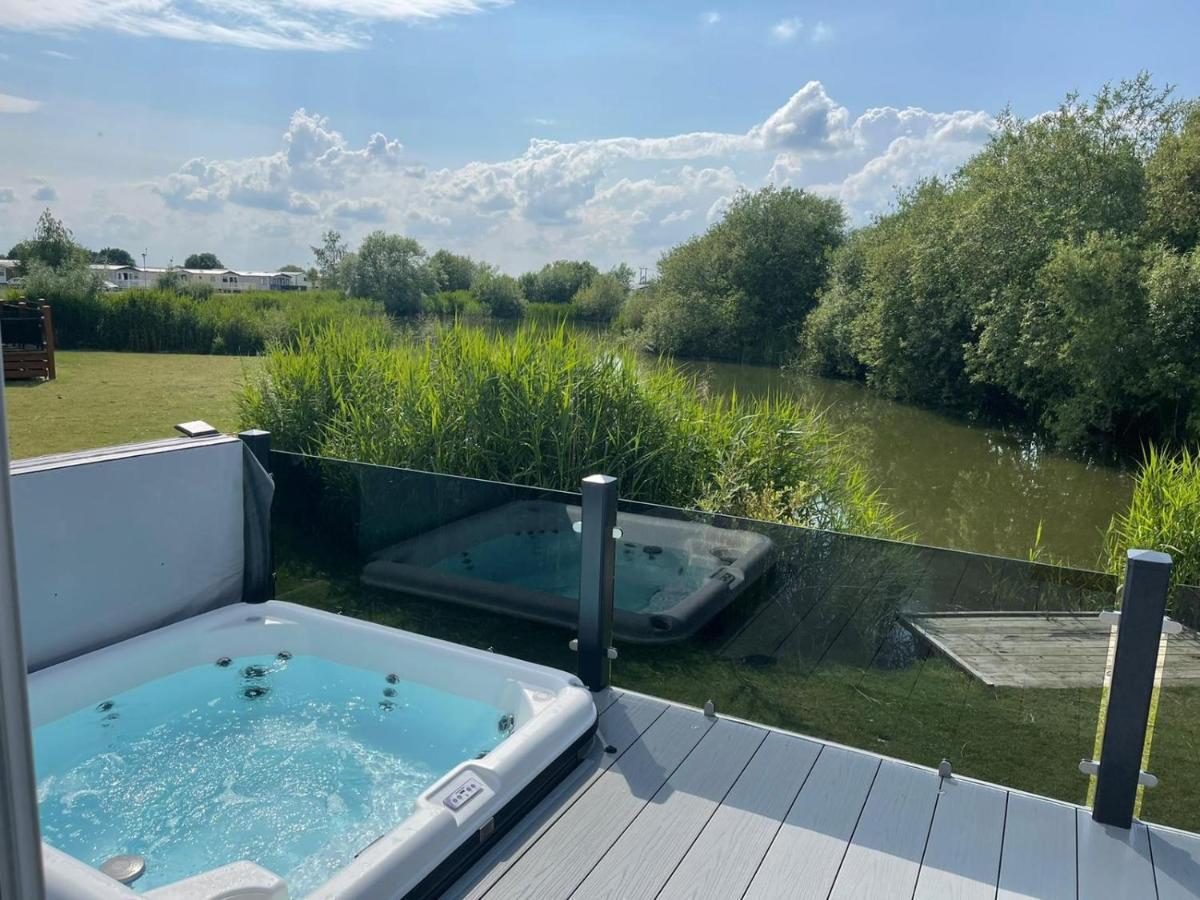 Indulgence Lakeside Lodge I3 With Hot Tub, Private Fishing Peg Situated At Tattershall Lakes Country Park Экстерьер фото