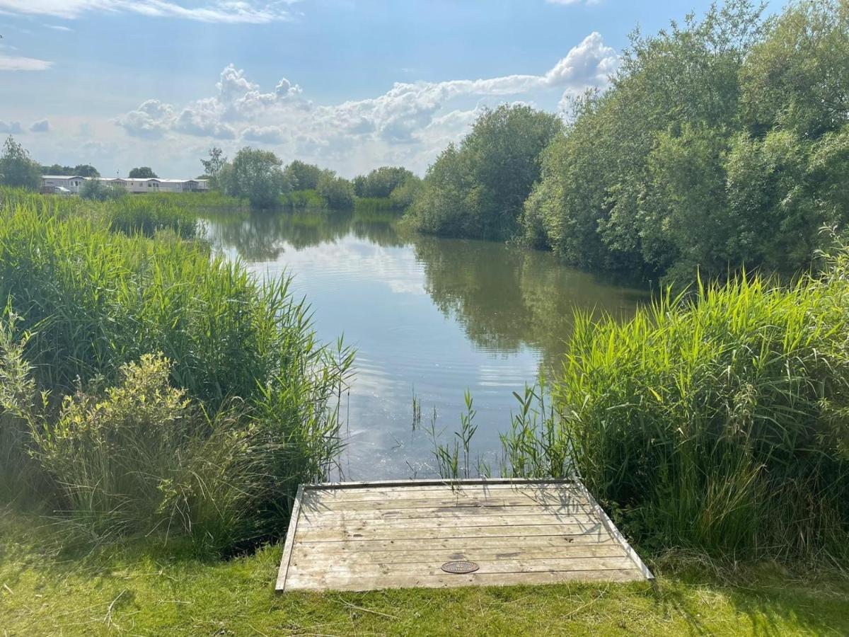 Indulgence Lakeside Lodge I3 With Hot Tub, Private Fishing Peg Situated At Tattershall Lakes Country Park Экстерьер фото