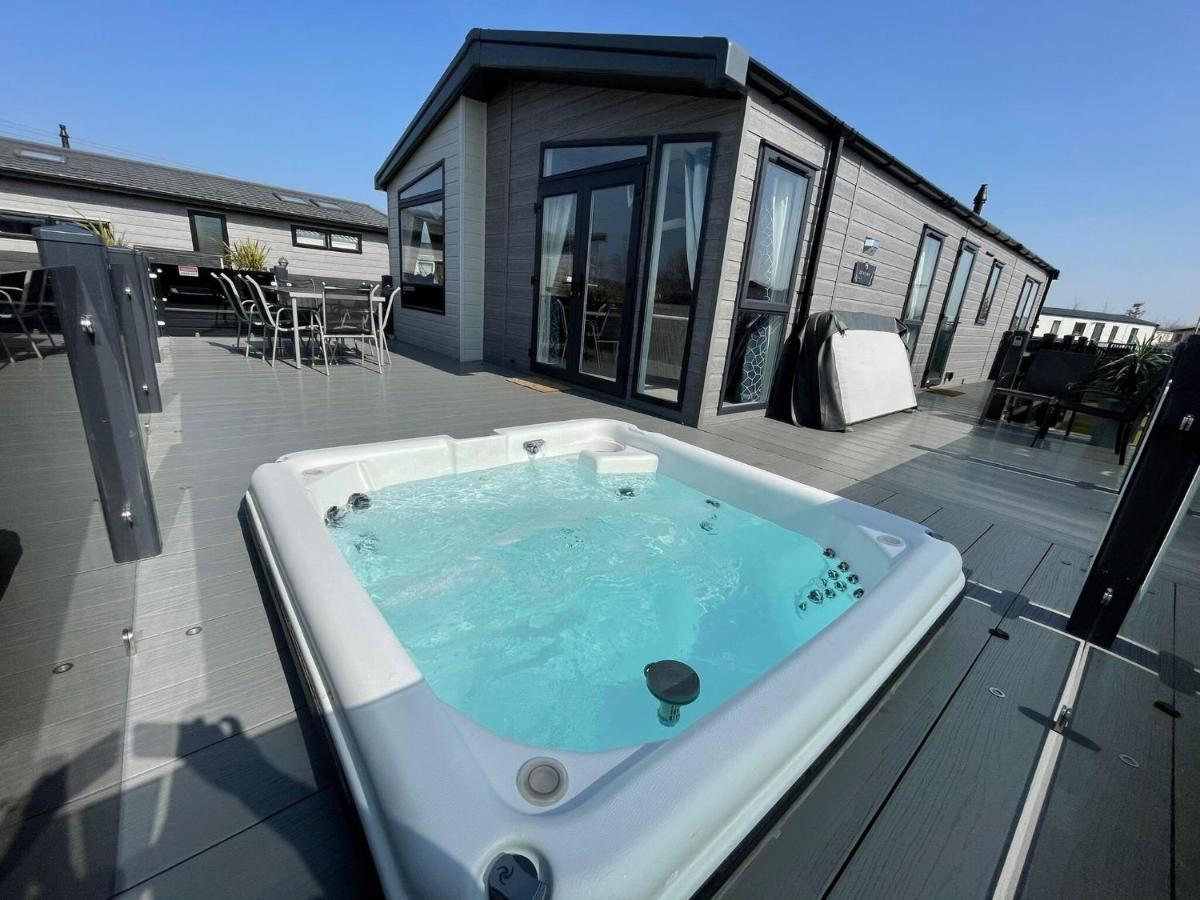 Indulgence Lakeside Lodge I3 With Hot Tub, Private Fishing Peg Situated At Tattershall Lakes Country Park Экстерьер фото