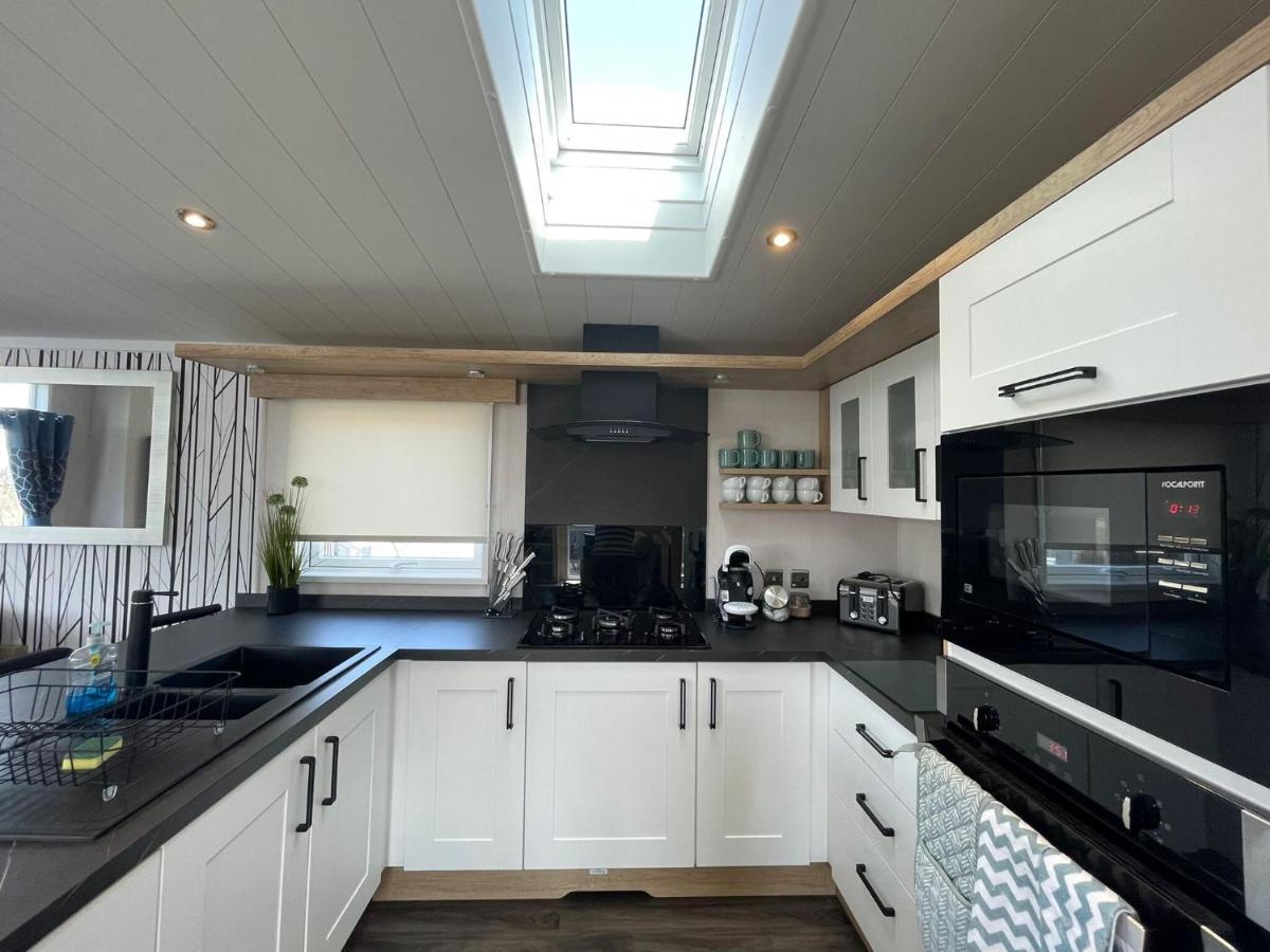 Indulgence Lakeside Lodge I3 With Hot Tub, Private Fishing Peg Situated At Tattershall Lakes Country Park Экстерьер фото