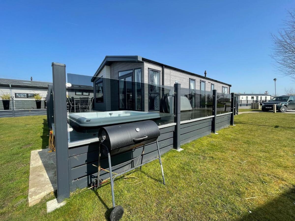 Indulgence Lakeside Lodge I3 With Hot Tub, Private Fishing Peg Situated At Tattershall Lakes Country Park Экстерьер фото