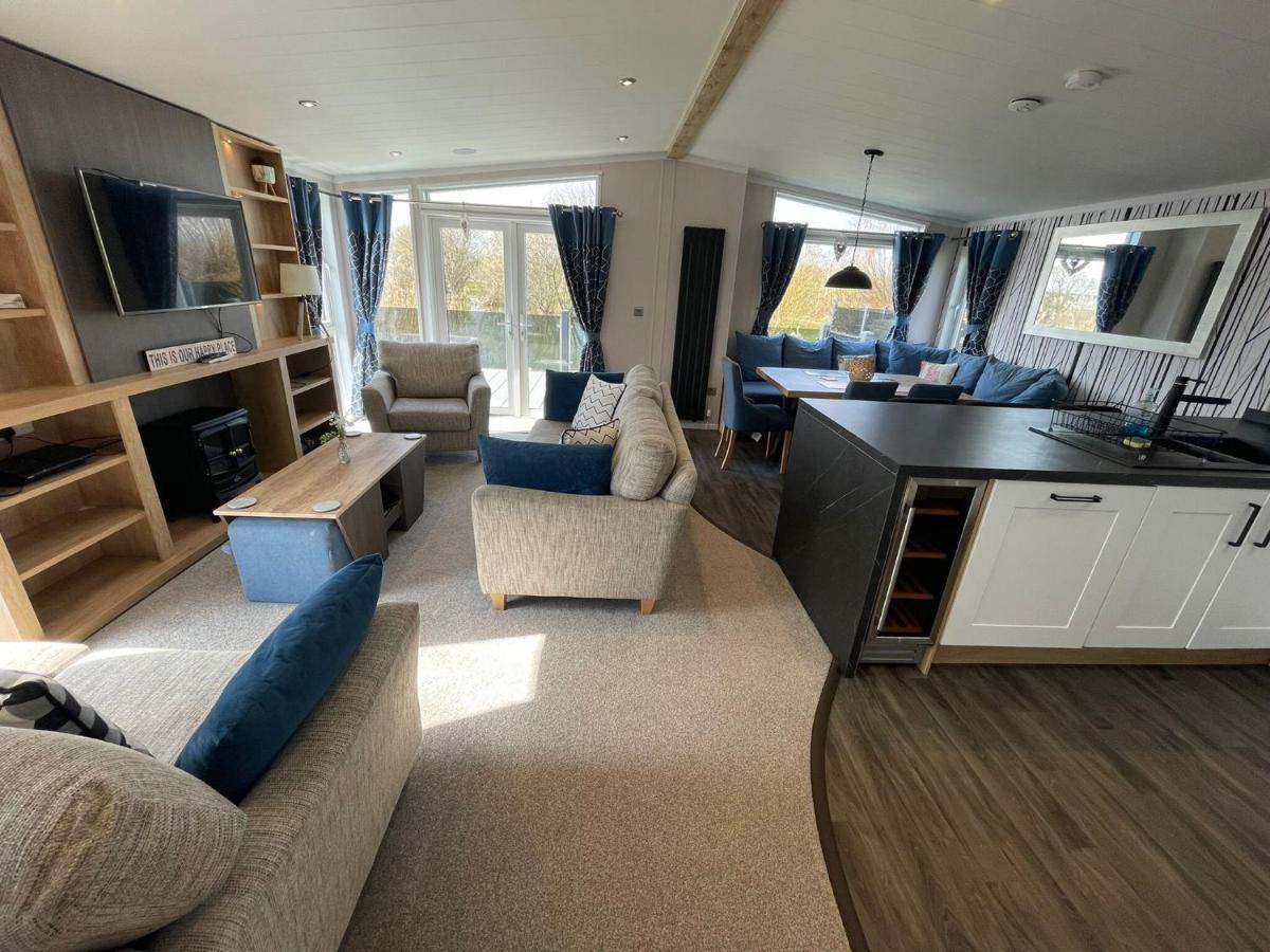 Indulgence Lakeside Lodge I3 With Hot Tub, Private Fishing Peg Situated At Tattershall Lakes Country Park Экстерьер фото