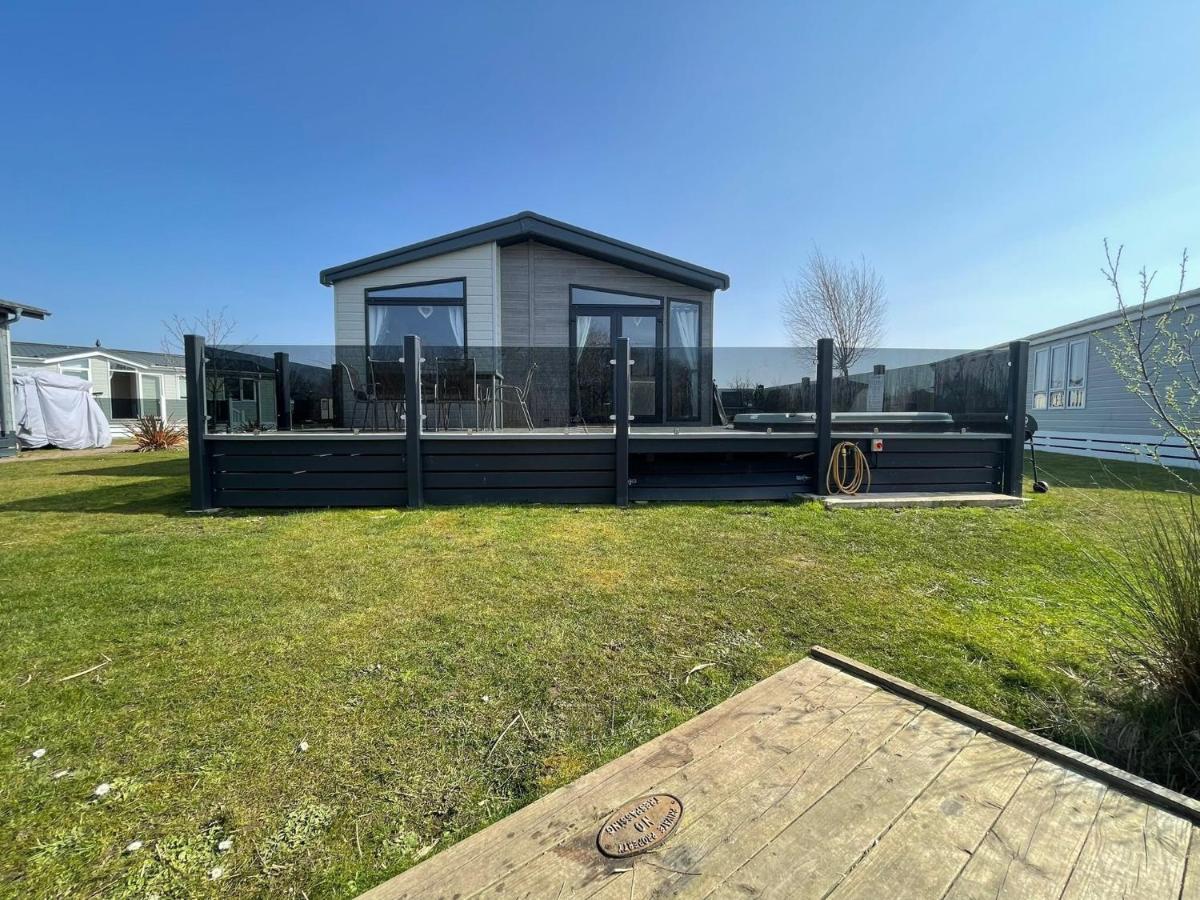 Indulgence Lakeside Lodge I3 With Hot Tub, Private Fishing Peg Situated At Tattershall Lakes Country Park Экстерьер фото