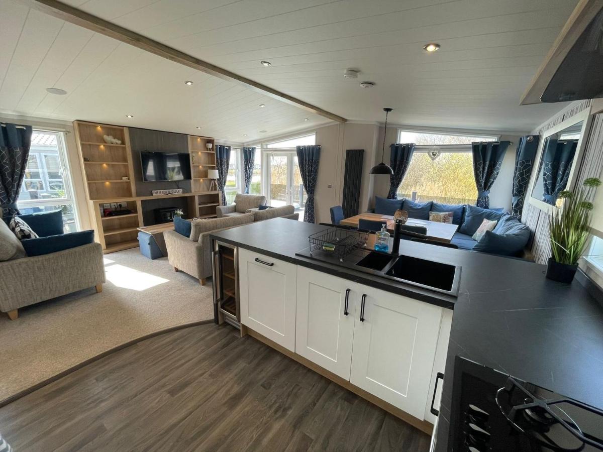 Indulgence Lakeside Lodge I3 With Hot Tub, Private Fishing Peg Situated At Tattershall Lakes Country Park Экстерьер фото