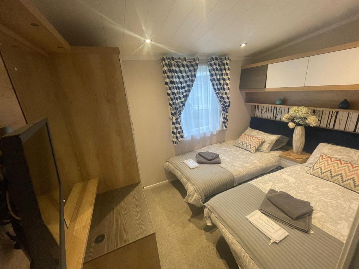 Indulgence Lakeside Lodge I3 With Hot Tub, Private Fishing Peg Situated At Tattershall Lakes Country Park Экстерьер фото